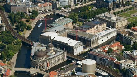 Luftbild der Museumsinsel mit dem Bodemuseum am Pergamonmuseum, der Alten Nationalgalerie, den Kolonnaden und dem Neuen Museum in Berlin-Mitte.