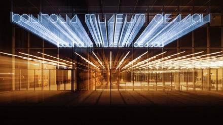 Strahlkräftig. Nachtansicht des neuen Bauhaus-Museums in Dessau.