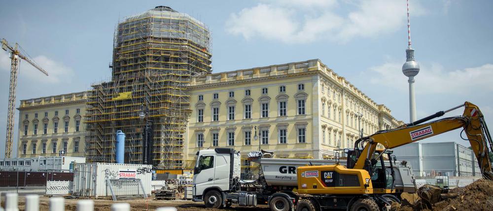 Baumaschinen stehen gegenüber der Baustelle des Humboldt-Forum im neuen Berliner Stadtschloss. 