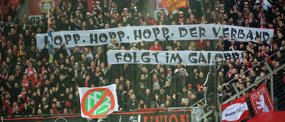 Fans im Viertelfinale des DFB-Pokals, Bayer Leverkusen gegen 1. FC Union Berlin.
