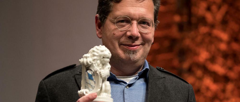 Der österreichische Schriftsteller Franzobel nach der Verleihung des Bayerischen Buchpreises seinen Preis für das Buch "Das Floß der Medusa".
