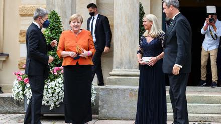 Archivbild: Bundeskanzlerin Angela Merkel mit ihrem Mann Joachim Sauer sowie dem Ehepaar Söder (rechts). 