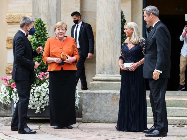 Bundeskanzlerin Angela Merkel mit ihrem Mann Joachim Sauer sowie dem Ehepaar Söder (rechts) bei der Premiere.