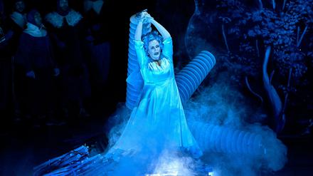 Soll als Hexe verbrannt werden, aber dann kommt Lohengrin: Camilla Nylund als Elsa von Brabant im "Lohengrin"-Bühnenbild von Christa Loy und Neo Rauch.