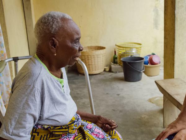Ines Johnson-Spain spricht mit ihrer Tante Alfreda über ihre Familiengeschichte in Togo.