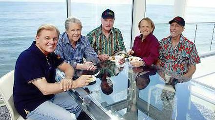 Ewige Lausbuben. Die Beach Boys in der aktuellen Besetzung 2012 mit Bruce Johnston, Brian Wilson, Mike Love, Al Jardine und David Marks (von links). 
