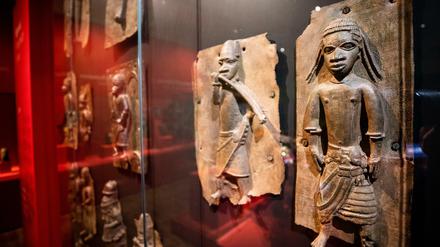 Zählen auch zu den Benin Bronzen: Reliefplatten aus Nigeria im Lindenmuseum in Stuttgart.