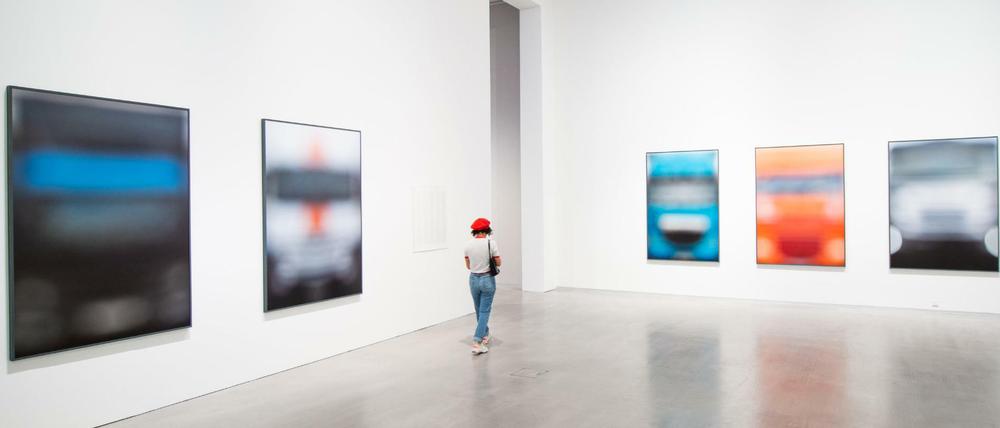 Eine Frau betrachtet in der Berlinischen Galerie Bilder der Serie «Eine Visualisierung der Bedrohung» der Künstlerin Nemes.