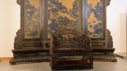 Das Prachtmöbel, auf dem sich Chinas Kaiser im 17. Jahrhundert im Palast bei Pansham niederließ.