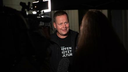 Klaus Lederer mit seinem "Impfen schützt auch die Kultur!"-T-Shirt 