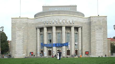 Die Berliner Volksbühne am Rosa-Lxemburg-Platz während ihrer Besetzung Ende September 2017. 