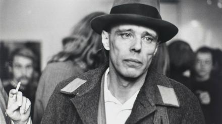 Joseph Beuys nach der Räumung der Staatlichen Kunstakademie Düsseldorf im Jahr 1972 