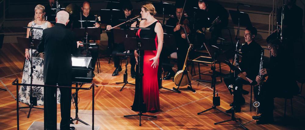 Die Sängerinnen Susanna Andersson (l.) und Krisztina Szabó mit George Benjamin am Pult und dem Mahler Chamber Orchestra. 