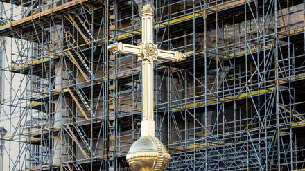 Das Kreuz für die Kuppel steht auf der Baustelle des Berliner Stadtschlosses.