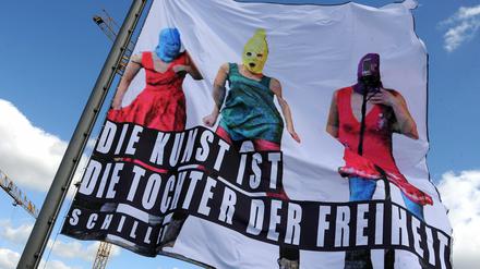 Auf dem Dach des Berliner Ensembles weht eine Fahne, welche die Musikerinnen von Pussy Riot bei ihrer Aktion in der Moskauer Erlöserkathedrale, dazu ein Satz Schillers: "Die Kunst ist die Tochter der Freiheit."