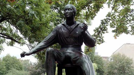 Auch in Berlin ist der Dichter präsent: das Heinrich-Heine Denkmal im Weinbergspark.