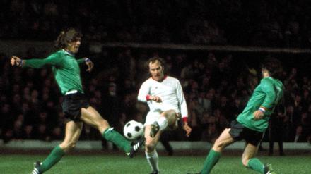 Das Finale des Europacups der Landesmeister 1976 in Glasgow, FC Bayern München schlägt AS St. Etienne 1:0, in der Mitte "Bulle" Roth. 