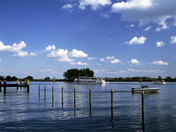 Adagio in Blau. Gemächlich fließt die Havel an der Ketziner Uferpromenade vorbei. 