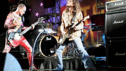 Bassist Michael Balzary (li.), as known as Flea, mit Gitarrist John Frusciante anlässlich eines Konzertes der Red Hot Chili Peppers beim Nascar Nextel All-Star Challange in Charlotte