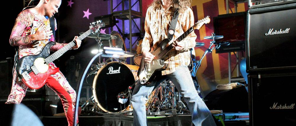 Bassist Michael Balzary (li.), as known as Flea, mit Gitarrist John Frusciante anlässlich eines Konzertes der Red Hot Chili Peppers beim Nascar Nextel All-Star Challange in Charlotte