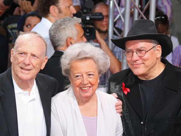 2010 wurde Helene Schwarz mit dem First-Steps-Award ausgezeichnet. Der Drehbuchautor Wolfgang Kohlhaase (l.) und Rosa von Praunheim begleiteten sie bei der Gala. 