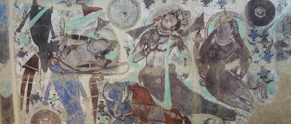 Blaue Elefanten und rotes Pferd: Die mineralischen Farben der dargestellten Tiere und göttlichen Wesen sind noch sehr gut erhalten, obwohl die Höhle über 1500 Jahre alt ist. 