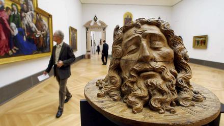 Moderne Präsentationsform? Im Bodemuseum sind Skulpturen - wie hier der Kopf Johannes des Täufers - im gleichen Saal zu sehen wie Gemälde.
