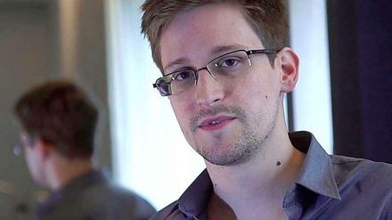Der frühere CIA-Angestellte Edward Snowden, hier im Juni 2013 bei einem "Guardian"-Interview in Hongkong, genießt derzeit in Russland politisches Asyl. 