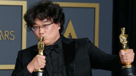 "Parasite"-Regisseur Bong Joon-ho mit zwei von seinen vier Oscars. 