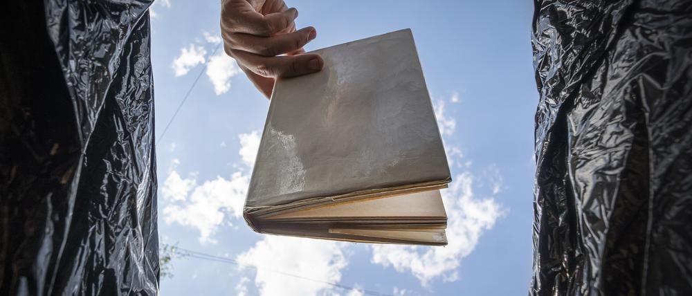 Ein altes Notizbuch aus dem Müll: wegwerfen oder retten?