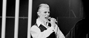 David Bowie (8. Januar 1947 - 10. Januar 2016). Hier ein Bild von 1976 in Berlin. Foto von Archival Pigment Print auf Baryt. Courtesy: EYE·D Agentur für Fotografie. Das Bild war Teil der großen Bowie Ausstellung im Martin-Gropius-Bau.