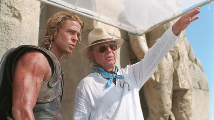 Brad Pitt (l.) und Wolfgang Petersen bei den Dreharbeiten zum Film "Troja".
