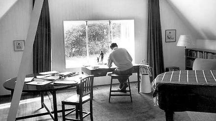 Benjamin Britten bei der Arbeit am Schreibtisch