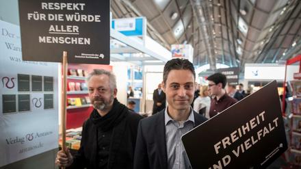 Gegen Rassismus und rechtes Gedankengut demonstrieren Teilnehmer einer Kundgebung auf der Buchmesse in Frankfurt vor den Messeständen rechter Verlage.