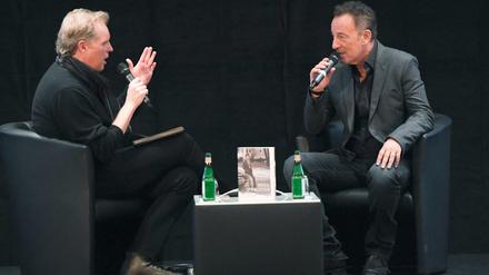 Bruce Springsteen (r) wird am 20.10.2016 zu Beginn eines Pressegesprächs in Frankfurt am Main von WDR-Musikredakteur Thomas Steinberg interviewt. 