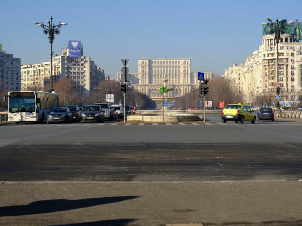 Breite Boulevards prägen das Stadtbild Bukarests. Die Hauptachse ist der Bulevardul Unirii, der zum ·Ceaucescu-Palast· (im Hintergrund) hinführt. 