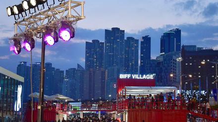 "BIFF Village", das Publikumszentrum des Internationalen Filmfests Busan am Haeundae Beach der Hafen- und Urlaubsstadt. 
