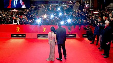 Blitzlichtgewitter: Auch dieses Jahr werden auf der Berlinale wieder zahlreiche Stars erwartet (im Bild: Nicolas Cage und Alice Kim auf der 63-sten Ausgabe des Festivals).