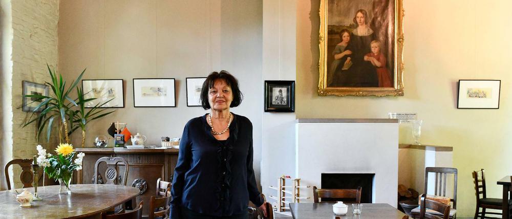 Stilvoll am See. Ingelore Radke betreibt das Café Constance seit mehr als zwanzig Jahren im Sinne der früheren Gräfin. Das Gemälde im Hintergrund zeigt Constance von Zieten als Vierjährige (l.) mit Mutter und Bruder. Es hing einst im Schloss.