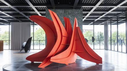 Tonnenschwer und doch spielerisch. Alexander Calders Skulptur „Five Swords“ von 1976.