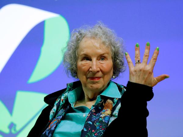  Die kanadische Schriftstellerin Margaret Atwood wird live aus ihrem Heimatland zugeschaltet. i 