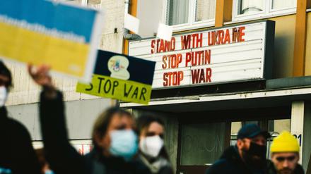 Ein Kino am Rande des Kölner Rosenmontags-Protestzugs gegen den Krieg in der Ukraine.
