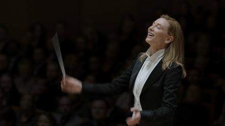 Cate Blanchett spielt in Todd Fields „Tár“ eine berühmte Dirigentin, die in einen MeToo-Skandal verwickelt wird.