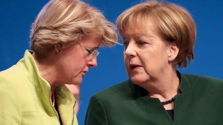 Zwei Spitzenpolitikerinnen. Kulturstaatsministerin Grütters und Kanzlerin Merkel wissen um den Machtkampf aus Frauenperspektive. Grütters will nun die Chancen für Frauen in der Kultur- und Medienbranche verbessern. 