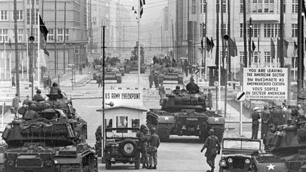 Auch davon gibt es Filmaufnahmen: sowjetische und US-amerikanische Panzer, die 1961 am Checkpoint Charlie konfrontativ aufeinander zufahren.