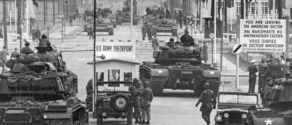 Auch davon gibt es Filmaufnahmen: sowjetische und US-amerikanische Panzer, die 1961 am Checkpoint Charlie konfrontativ aufeinander zufahren.