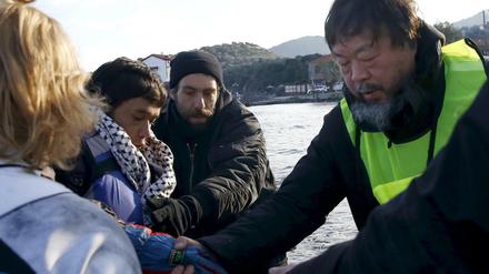 Der chinesische Künstler Ai Weiwei (rechts) mit Flüchtlingen auf der griechischen Insel Lesbos