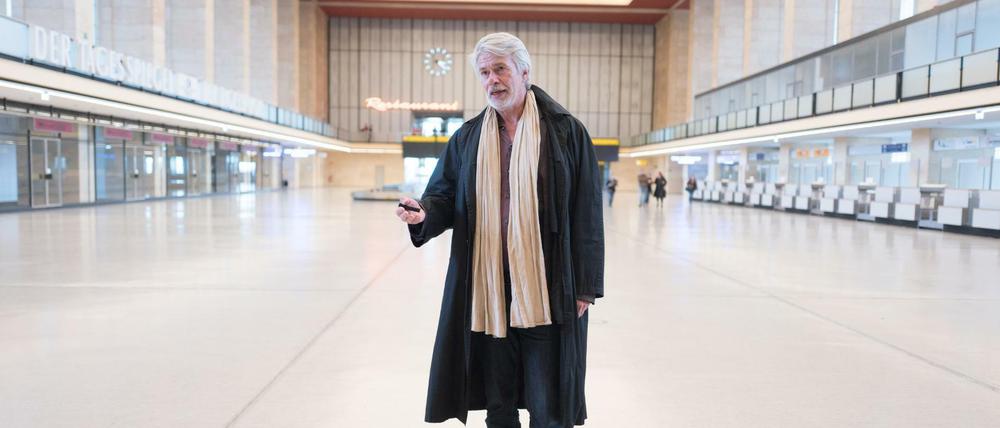 Dercon, allein zuhaus? Chris Dercon, neuer Intendant der Berliner Volksbühne, nach der Vorstellung seines Programms auf dem Flughafen Tempelhof.