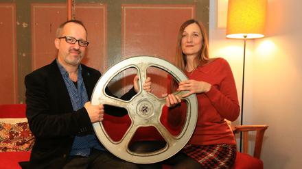 Christos Acrivulis und Claudia Rische haben sich zur "Kulturspedition" zusammengetan und betreiben seit April 2017 das Klick Kino in der Berliner Windscheidstraße 19. Ein Jahr nach der Wiedereröffnung muss es schließen. 
