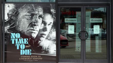 Das Plakat für den neuen Bond-Film "No Time To Die" in einem britischen Kino der Kette Cineworld. Wegen Corona schließt sie vorübergehend ihre Häuser. 